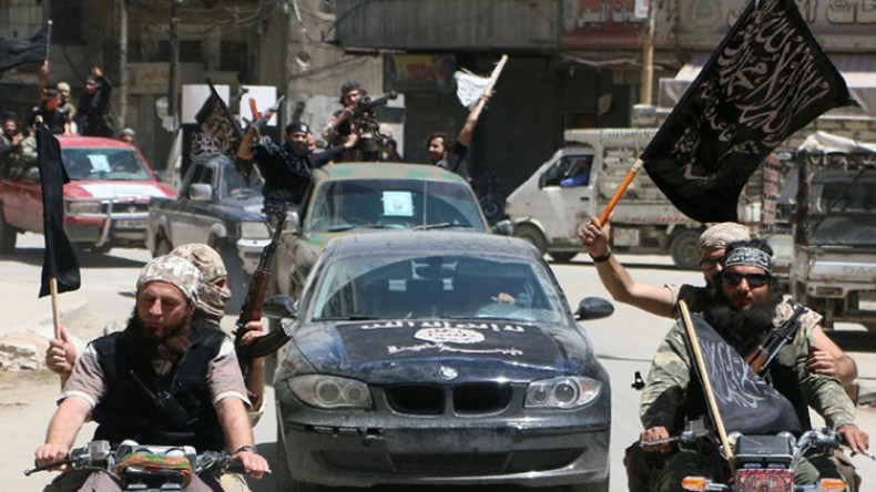 “النصرة” تبث فيديو يظهر “خطف” مقاتلين سوريين مدربين لدى الأمريكيين