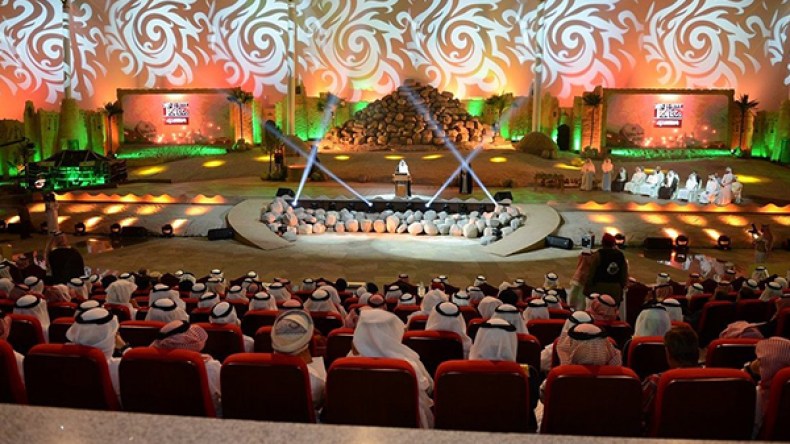 الخيمة الجزائرية بـ “سوق عكاظ” تخطف اعجاب الوفود الرسمية.. وتبهر الإعلام السعودي !!