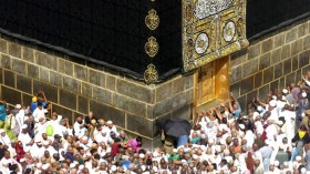 السعودية تعلق جميع رحلات العمرة بسبب كورونا