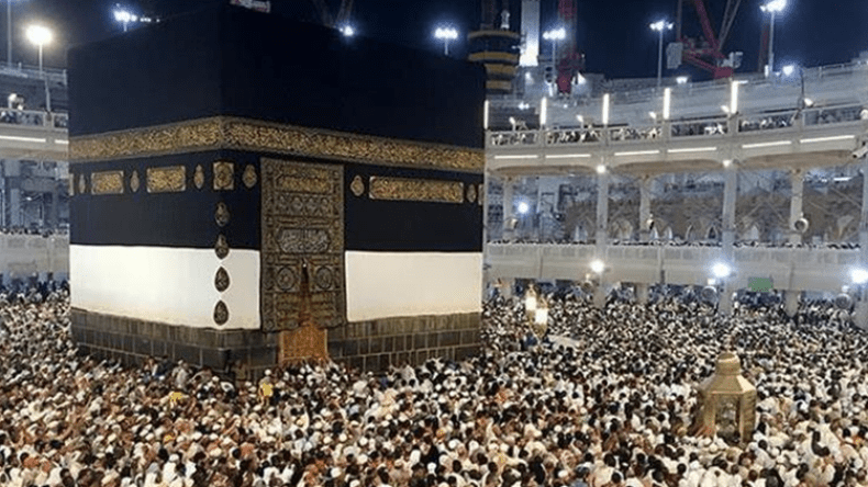 السعودية تقدم موسم العمرة إلى سبتمبر