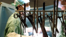 الرجال يزرعون الشعر في الجزائر