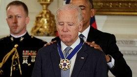 شاهد كيف فاجئ أوباما نائبه بايدن؟