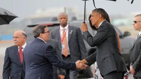أوباما يبدأ زيارة تاريخية لكوبا بعد خمسة عقود من العداوة