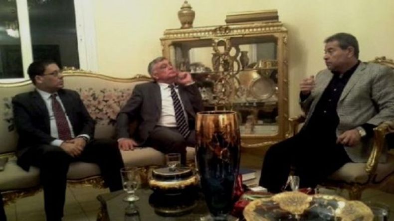 البرلمان المصري يحيل عكاشة للجنة تحقيق ونائب يضربه بالحذاء