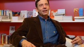 بوعلام صنصال جزائري، كاتب جيد.. والمصري علاء الأسواني يستحق نوبل