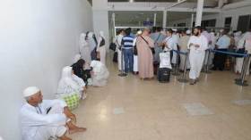 معتمرون يُفطرون على أرصفة المطار