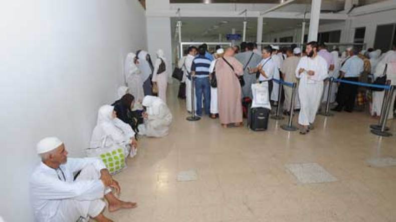 معتمرون يُفطرون على أرصفة المطار