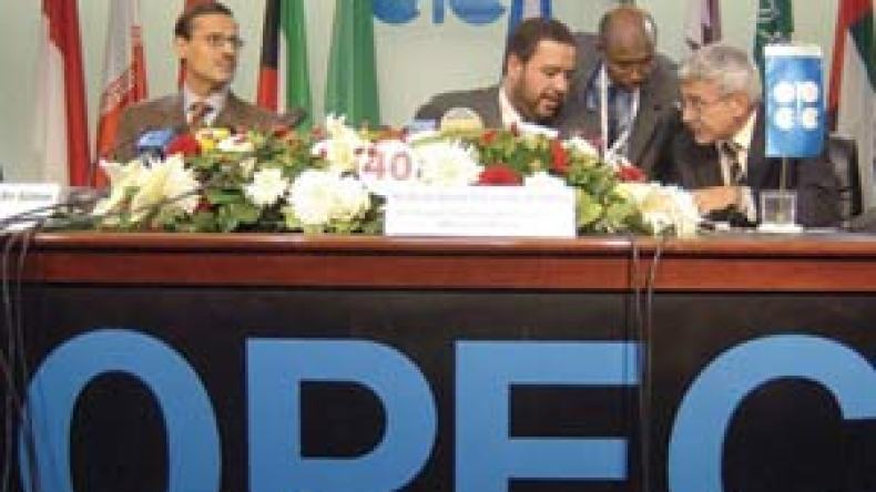 الدول المصدرة للنفط ستخفض إنتاجها في اجتماع الجزائر