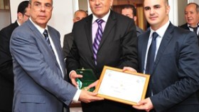 الفيفا يسلم روراوة وسام الاستحقاق