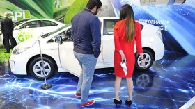 تفاصيل مثيرة حول مضيفات صالون السيارات!