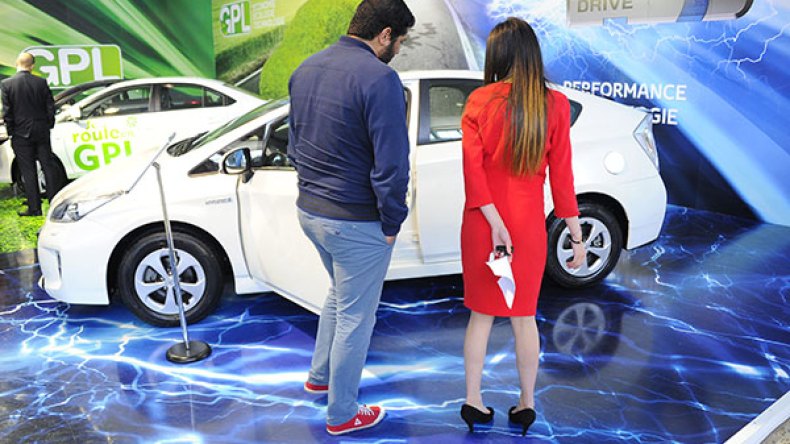 تفاصيل مثيرة حول مضيفات صالون السيارات!