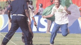 رفعت العلم الجزائري‮ ‬أمام‮ ‬150‮ ‬ألف مصري‮ ‬عام‮ ‬1989‮ ‬وكنت الوحيد على الميدان في‮ ‬أم درمان