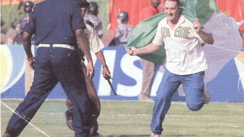 رفعت العلم الجزائري‮ ‬أمام‮ ‬150‮ ‬ألف مصري‮ ‬عام‮ ‬1989‮ ‬وكنت الوحيد على الميدان في‮ ‬أم درمان