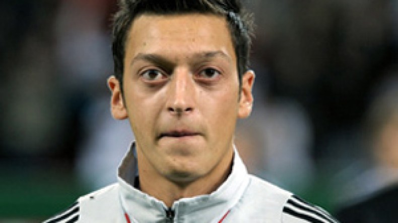 مسعود أوزيل : دافيد فيا سَبّ الإسلام