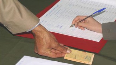 M. Ould Kablia reçoit le président et des membres de la Commission nationale de surveillance des élections législatives