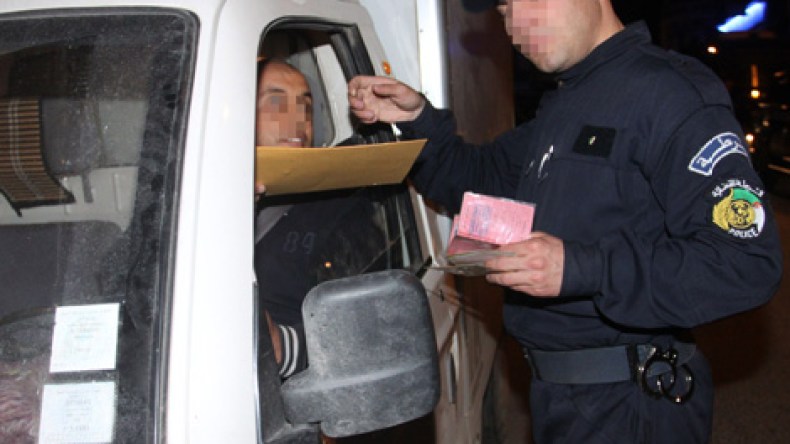 جزائريون يملكون أكثر من رخصة سياقة