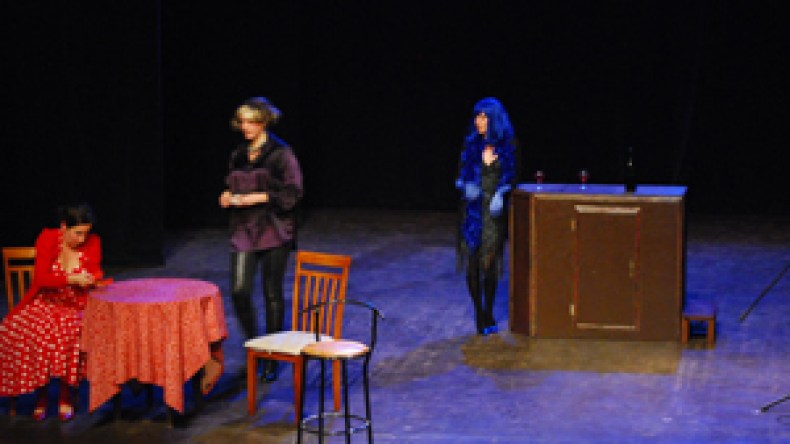 “فاطمة” الجزائرية تتيه في إيطاليا وإنجلترا تصنع الفرجة المسرحية