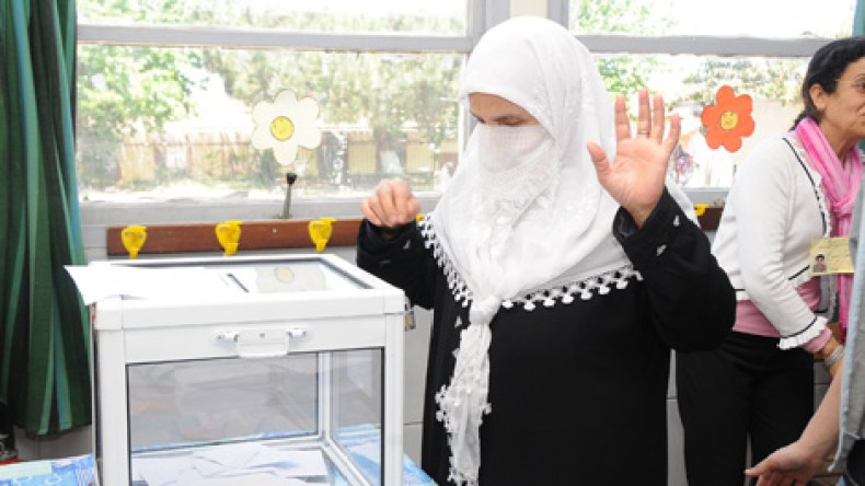 ضعف برامج الأحزاب.. عزوف المواطن و”زحف” الإسلاميين