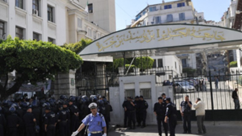 دقيقة صمت في جامعة الجزائر تتحول إلى ساعات غضب