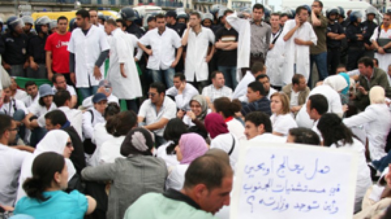 المقيمون يسيرون بالعاصمة ويشلون الحركة نهائيا