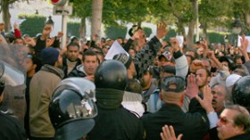 صدامات‭ ‬عنيفة‭ ‬بمدن‭ ‬تونسية‭ ‬وبقايا‭ ‬الأمن‭ ‬الرئاسي‭ ‬تروع التونسيين