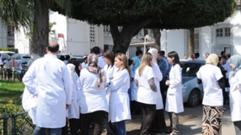 الأطباء المقيمون ينسحبون من لجان ولد عباس ويشلون المستشفيات
