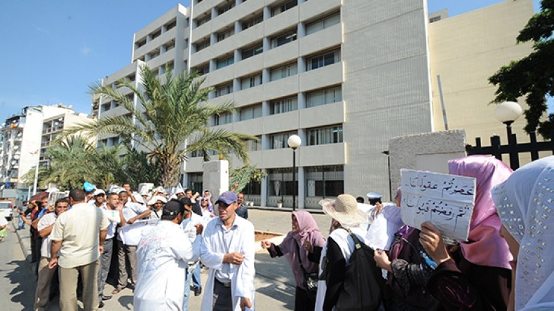 إلزام الأساتذة المعزولين بالتوقيع على “تعهد”