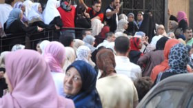 بلديات تفاضل بين المعوزين وأخرى توزع قفة رمضان في شاحنات رمي القمامة