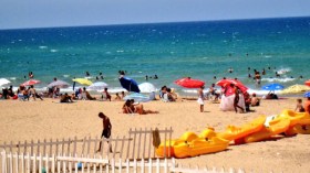 الأمن يفرّق المصطافين الذي اجتاحوا شواطئ سكيكدة