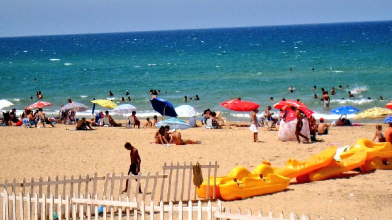 الأمن يفرّق المصطافين الذي اجتاحوا شواطئ سكيكدة