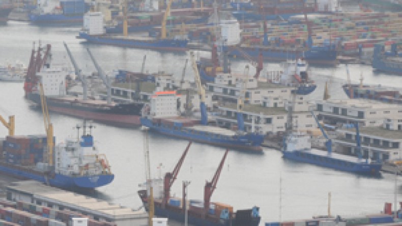 ميناء الجزائر يختنق بالحاويات وأصحابها عاجزون عن إخراجها