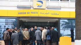 حشود بشرية أمام مكاتب البريد عشية العيد