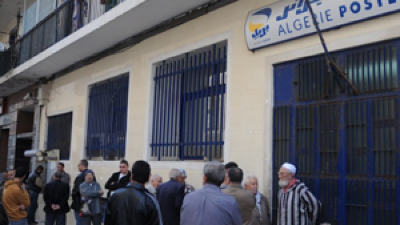 أزمة سيولة تحاصر المواطنين بمراكز البريد قبيل العيد والدخول المدرسي