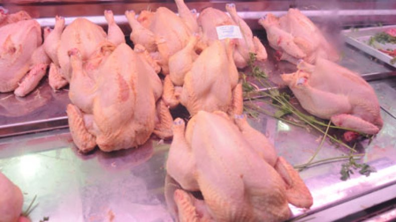 إغراق السوق باللحوم البيضاء لتخفيض سعر الدجاج الى 250 دينار