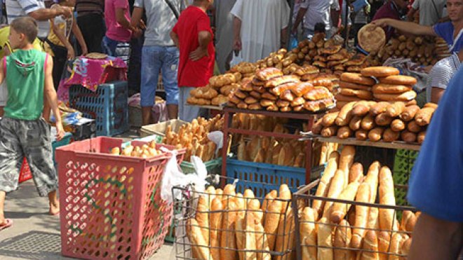4250 خباز يغرقون الأرصفة والشوراع بالخبز
