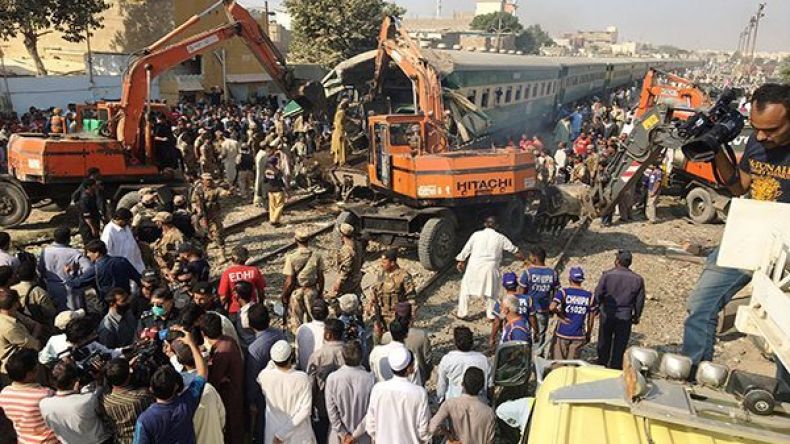 20 قتيلاً في تصادم قطارين في باكستان