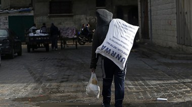 الفلسطينيون يحذرون من الآثار السلبية لقرار واشنطن تجميد المساعدات