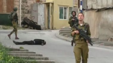 تهديد بالحرق لمصور فيديو إعدام جريح فلسطيني