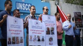 24 صحفياً في سجون الاحتلال يضربون عن الطعام