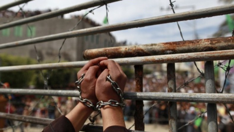 الاحتلال يعتقل 13 فلسطينياً في الضفة