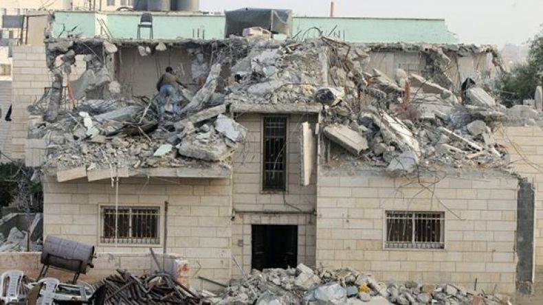 الاحتلال يهدم منزلي فلسطينيين نفذا عملية في تل أبيب