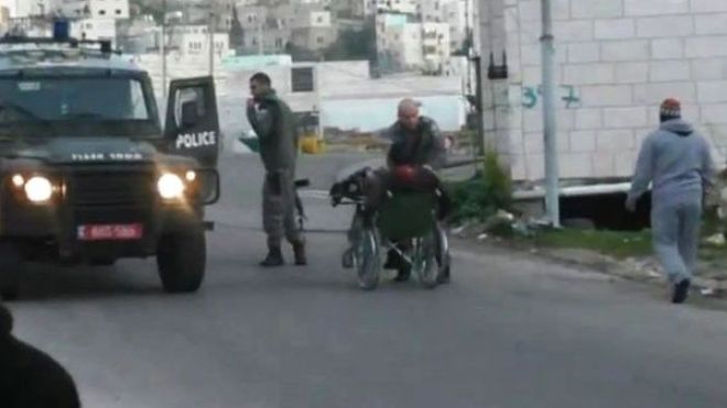 جندي إسرائيلي يطيح بمُقعد حاول إنقاذ فلسطينية غارقة بدمائها