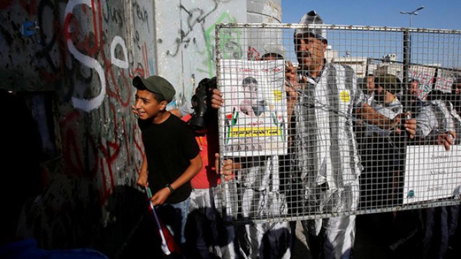 الأسرى الفلسطينيون يعلقون إضرابهم عن الطعام