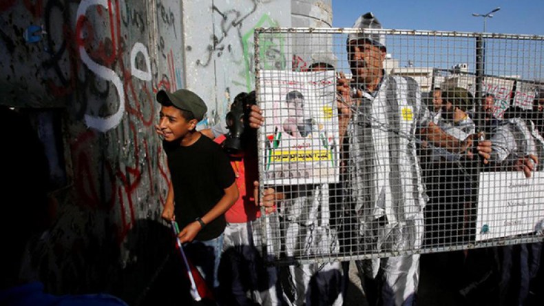 الأسرى الفلسطينيون يعلقون إضرابهم عن الطعام