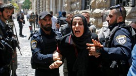 الفلسطينيون يرفضون لليوم الثالث دخول الأقصى