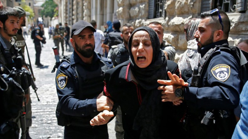 الفلسطينيون يرفضون لليوم الثالث دخول الأقصى