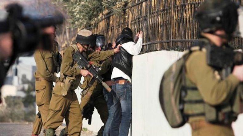 جيش الاحتلال يعتقل عائلة فلسطينية قرب رام الله