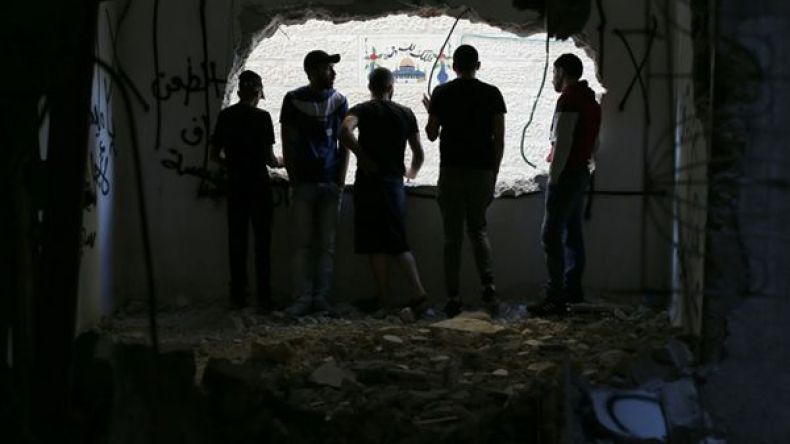 الاحتلال يهدم منزلين لعائلتي فلسطينيين نفذا عملية طعن