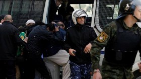 فلسطينيون يرشقون وفداً من الكونغرس الأمريكي بالبيض والأحذية