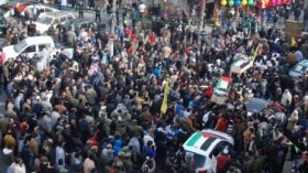 فلسطينيون يشيعون شاباً دهسته حافلة إسرائيلية